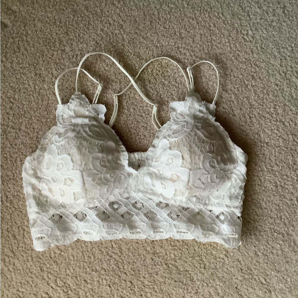 WISHLIST WOMEN'S STRAPPY LACE APPLIQUE SCALLOP LACE BRALETTE